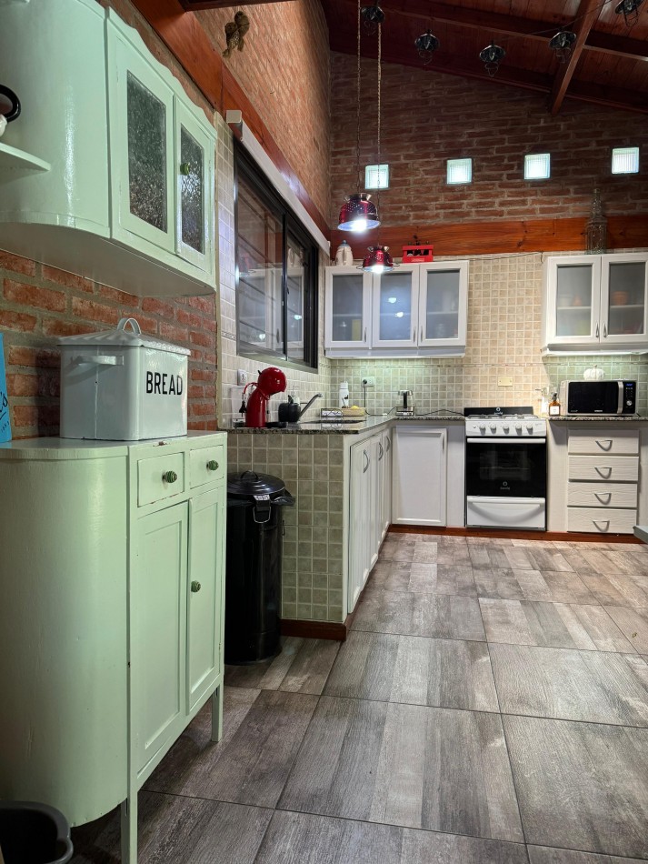 CASA 4 AMBIENTES EN LOTE PROPIO CON PILETA CLIMATIZADA