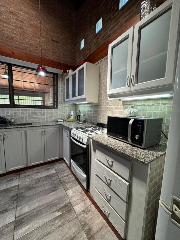 CASA 4 AMBIENTES EN LOTE PROPIO CON PILETA CLIMATIZADA
