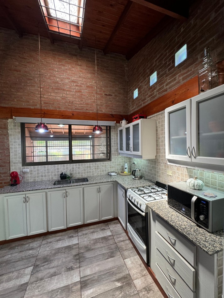 CASA 4 AMBIENTES EN LOTE PROPIO CON PILETA CLIMATIZADA
