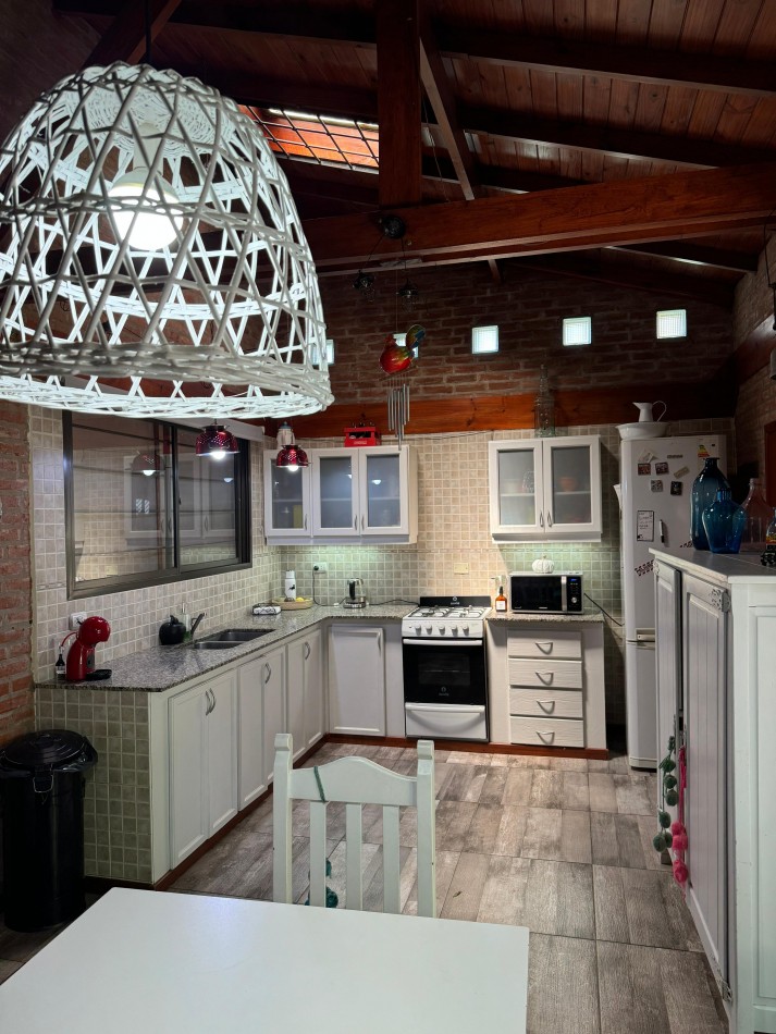 CASA 4 AMBIENTES EN LOTE PROPIO CON PILETA CLIMATIZADA