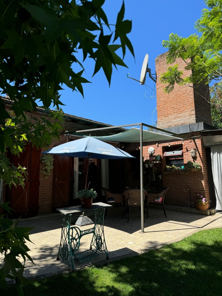 CASA 4 AMBIENTES EN LOTE PROPIO CON PILETA CLIMATIZADA