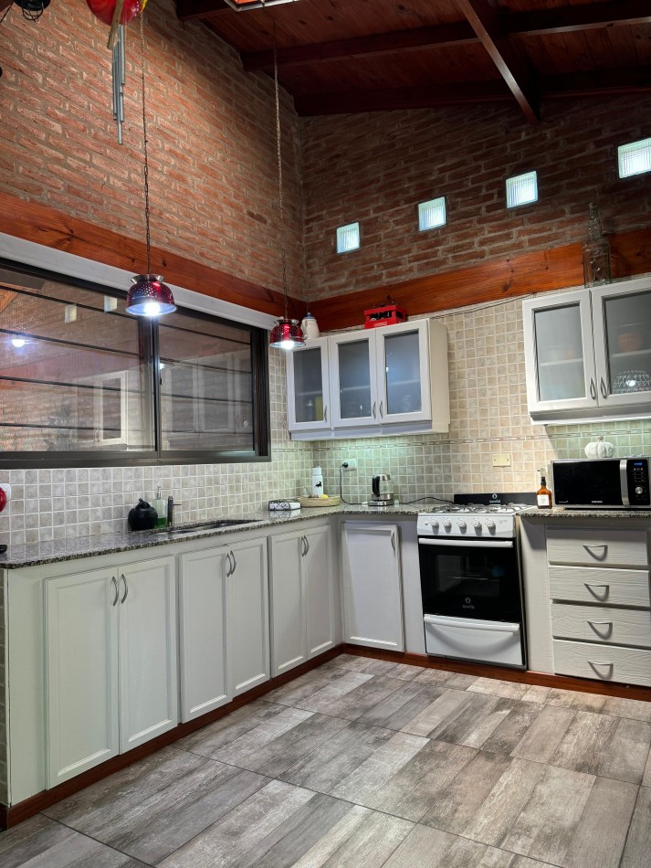 CASA 4 AMBIENTES EN LOTE PROPIO CON PILETA CLIMATIZADA