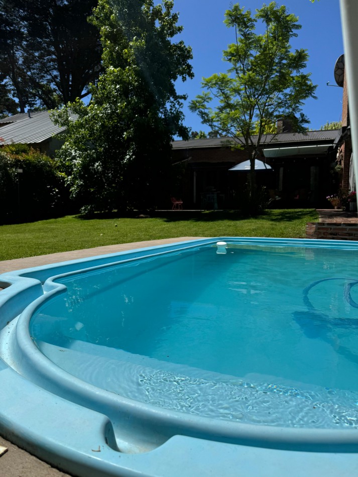 CASA 4 AMBIENTES EN LOTE PROPIO CON PILETA CLIMATIZADA
