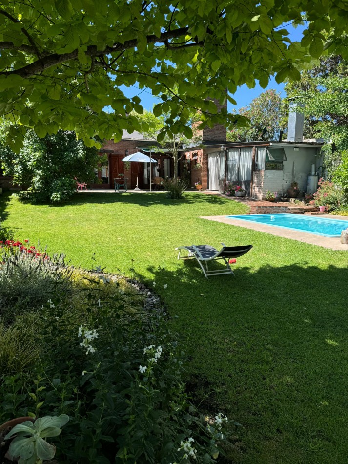CASA 4 AMBIENTES EN LOTE PROPIO CON PILETA CLIMATIZADA