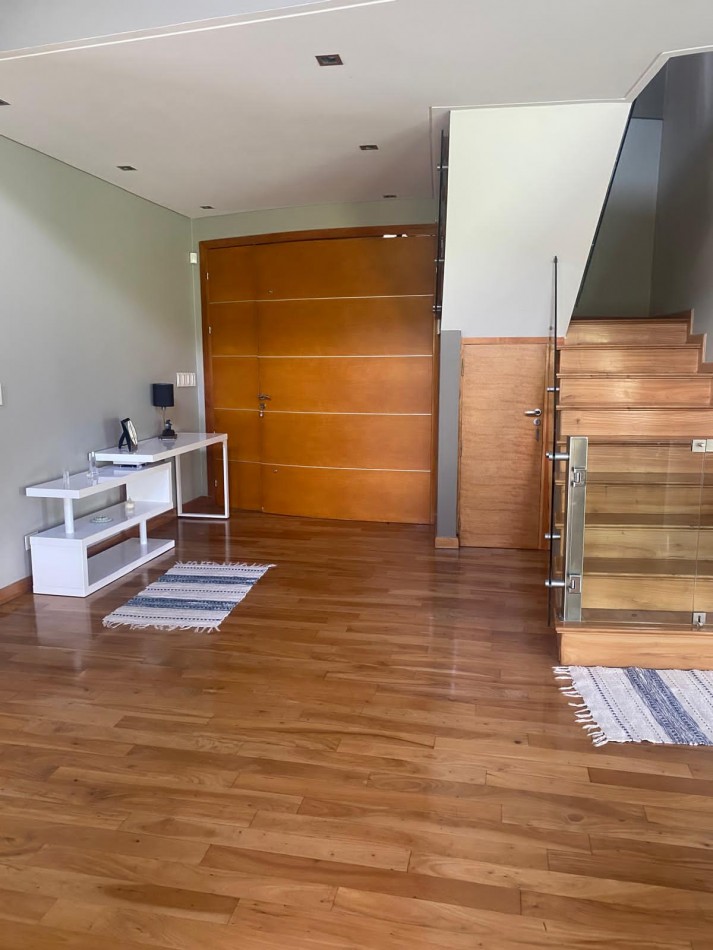 EXCLUSIVA CASA 7 AMBIENTES DE CATEGORIA EN BARRIO PRIVADO VILLAGE DEL PARQUE/HUDSON