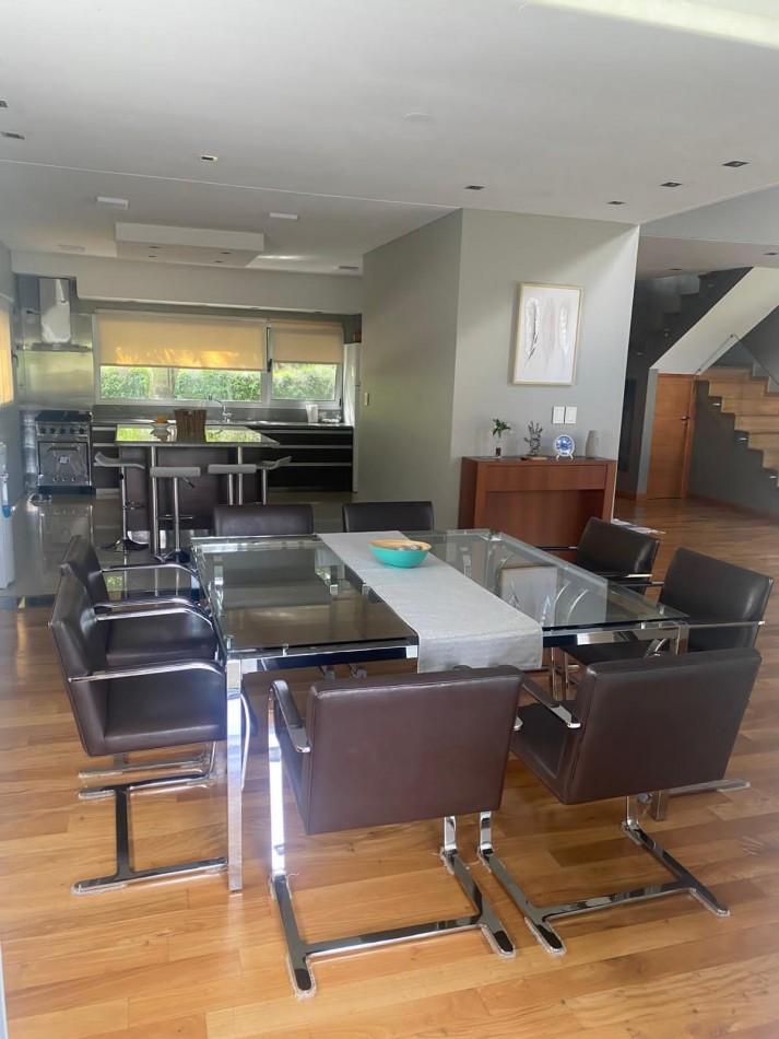 EXCLUSIVA CASA 7 AMBIENTES DE CATEGORIA EN BARRIO PRIVADO VILLAGE DEL PARQUE/HUDSON