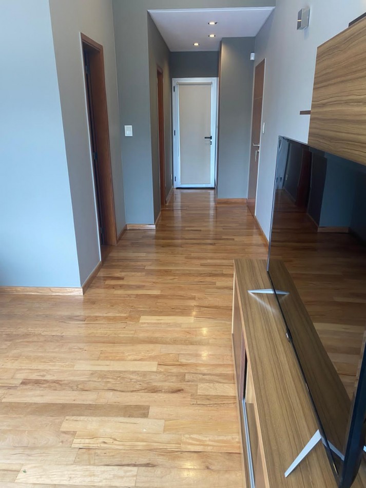 EXCLUSIVA CASA 7 AMBIENTES DE CATEGORIA EN BARRIO PRIVADO VILLAGE DEL PARQUE/HUDSON