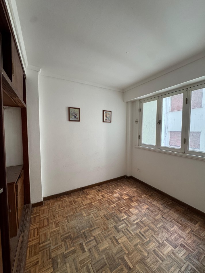 Piso de 3 Ambientes con Balcon a la Calle en Zona Plaza Mitre - Amplios Ambientes y Excelente Ubicacion-OPORTUNIDAD!