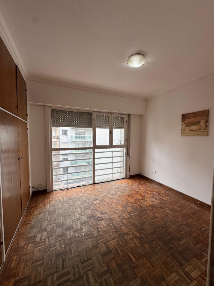Piso de 3 Ambientes con Balcon a la Calle en Zona Plaza Mitre - Amplios Ambientes y Excelente Ubicacion-OPORTUNIDAD!