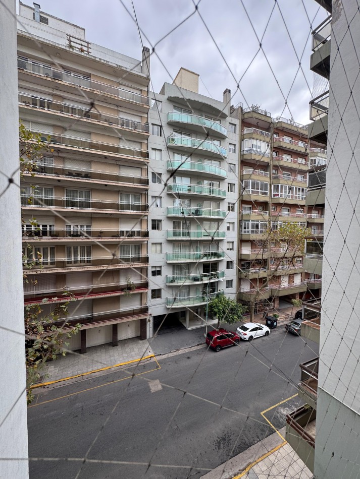 Piso de 3 Ambientes con Balcon a la Calle en Zona Plaza Mitre - Amplios Ambientes y Excelente Ubicacion-OPORTUNIDAD!