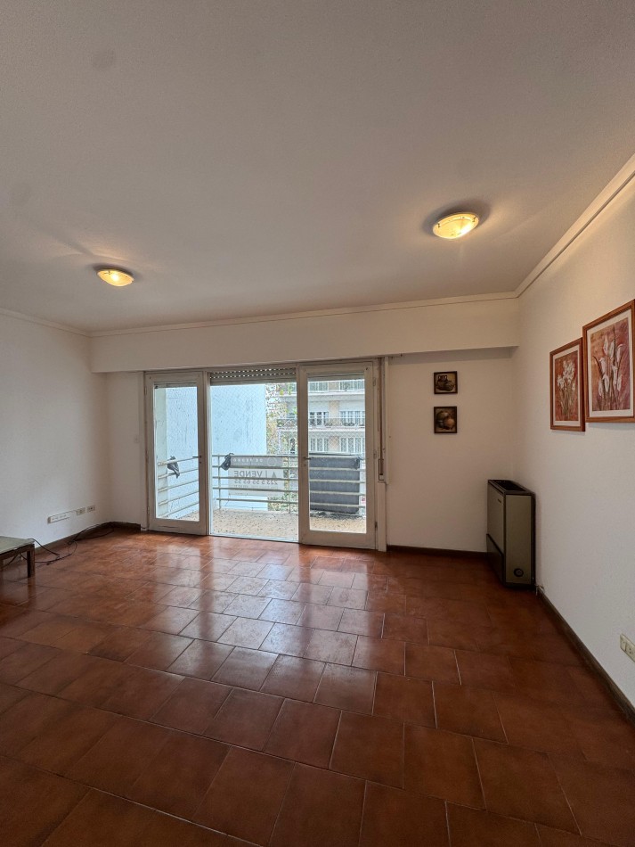 Piso de 3 Ambientes con Balcon a la Calle en Zona Plaza Mitre - Amplios Ambientes y Excelente Ubicacion-OPORTUNIDAD!