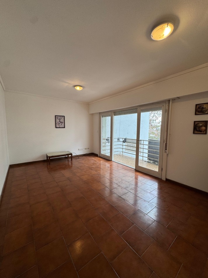 Piso de 3 Ambientes con Balcon a la Calle en Zona Plaza Mitre - Amplios Ambientes y Excelente Ubicacion-OPORTUNIDAD!
