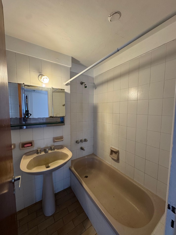 Piso de 3 Ambientes con Balcon a la Calle en Zona Plaza Mitre - Amplios Ambientes y Excelente Ubicacion-OPORTUNIDAD!