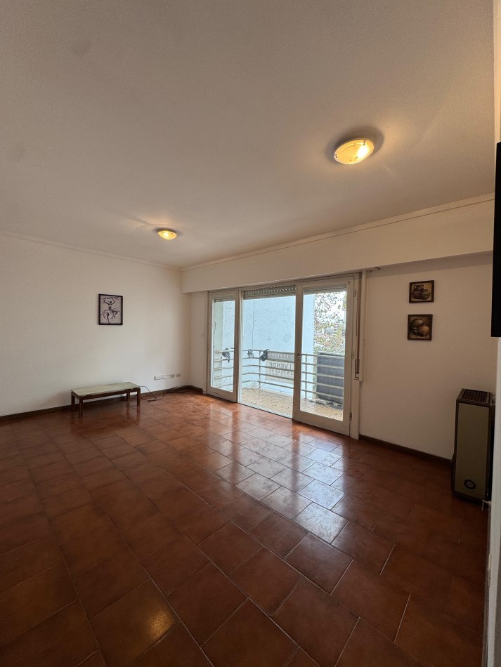Piso de 3 Ambientes con Balcon a la Calle en Zona Plaza Mitre - Amplios Ambientes y Excelente Ubicacion-OPORTUNIDAD!