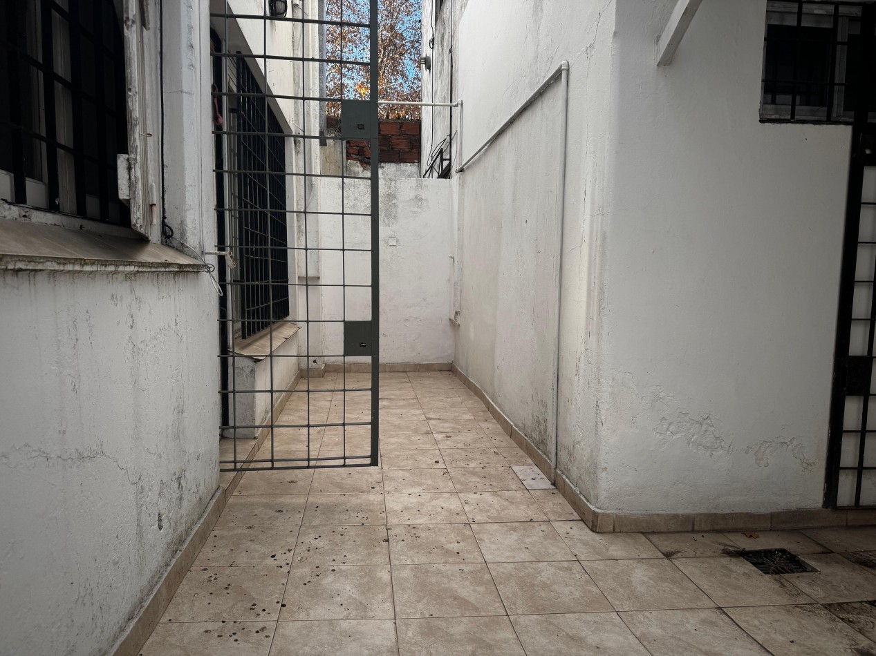 Casa 4 ambientes en ph (al frente totalmente independiente)