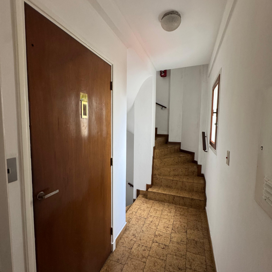 PISO 3 AMBIENTES CON BALCON A LA CALLE EN ZONA PLAZA MITRE - APTO CREDITO