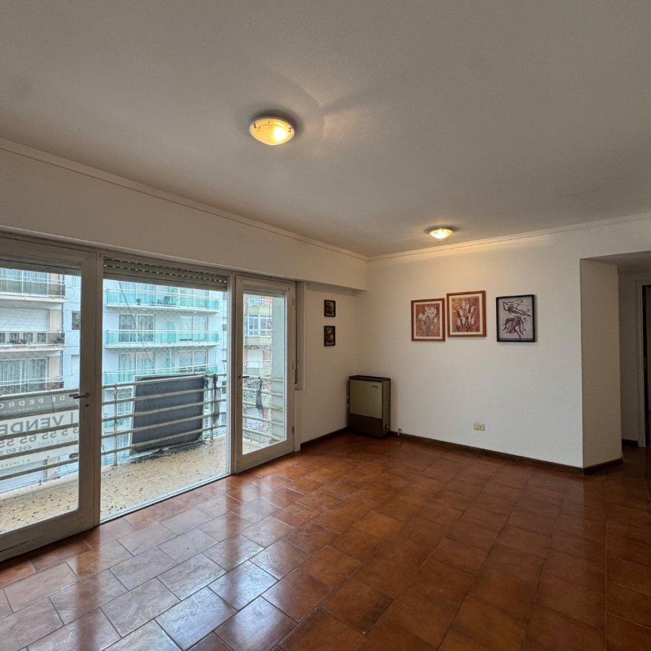 PISO 3 AMBIENTES CON BALCON A LA CALLE EN ZONA PLAZA MITRE - APTO CREDITO