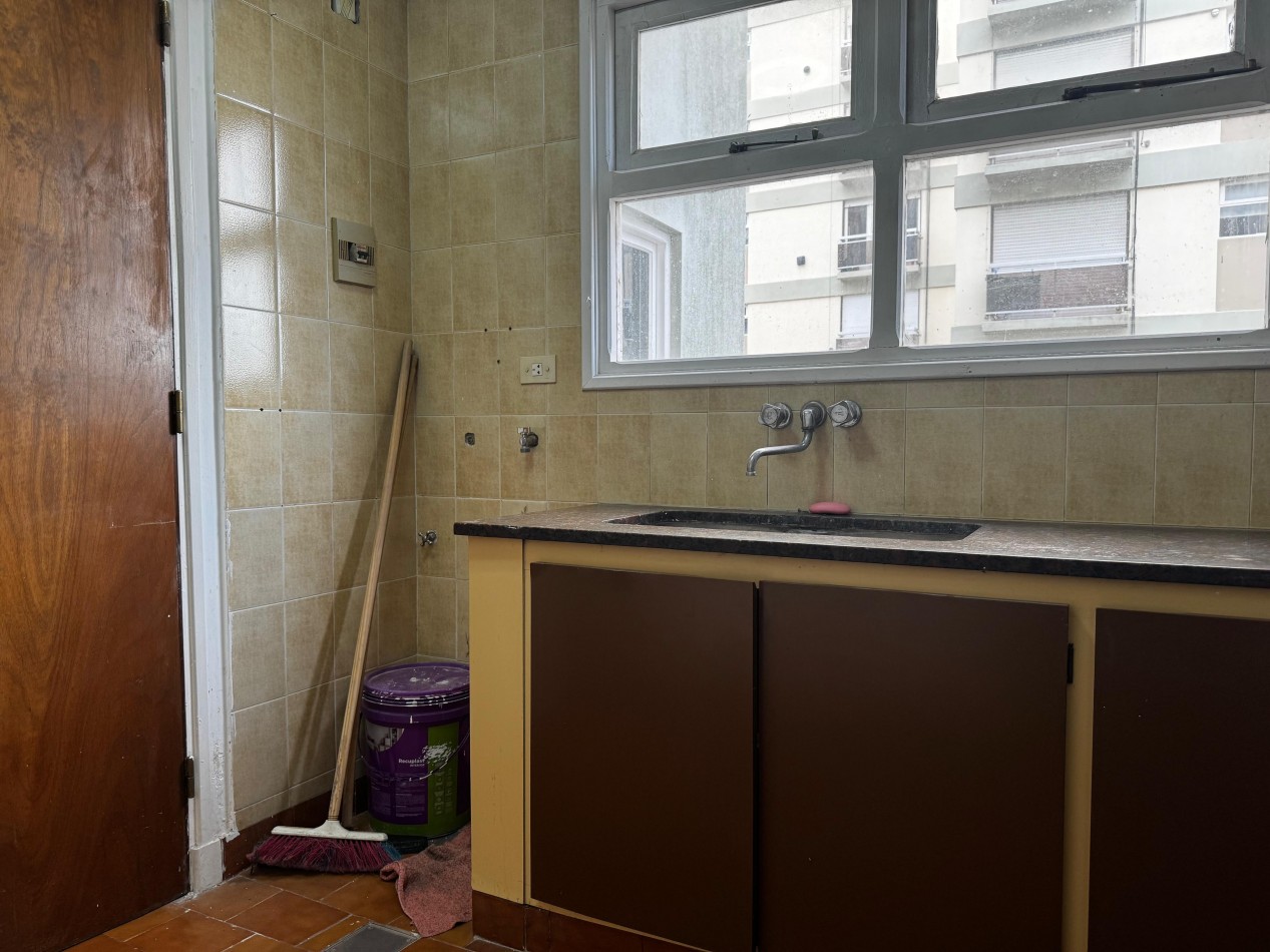 PISO 3 AMBIENTES CON BALCON A LA CALLE EN ZONA PLAZA MITRE - APTO CREDITO