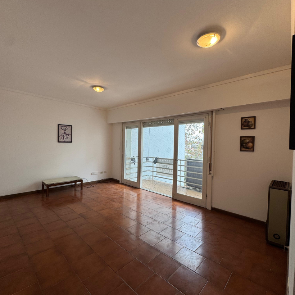 PISO 3 AMBIENTES CON BALCON A LA CALLE EN ZONA PLAZA MITRE - APTO CREDITO