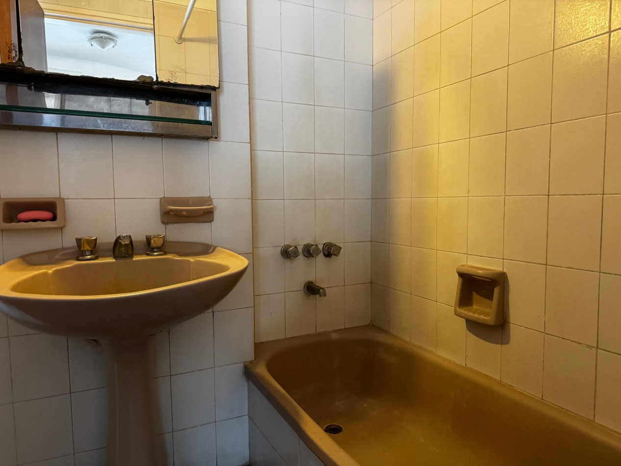 PISO 3 AMBIENTES CON BALCON A LA CALLE EN ZONA PLAZA MITRE - APTO CREDITO
