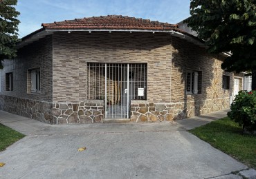 Chalet de 4 ambientes en esquina con garage, patio y altillo - Chauvin - Mar del Plata