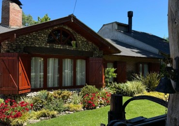 CASA 4 AMBIENTES EN LOTE PROPIO CON PILETA CLIMATIZADA