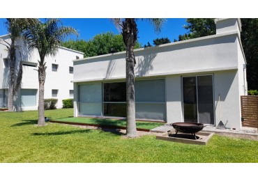 EXCLUSIVA CASA 7 AMBIENTES DE CATEGORIA EN BARRIO PRIVADO VILLAGE DEL PARQUE/HUDSON