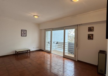 Piso de 3 Ambientes con Balcon a la Calle en Zona Plaza Mitre - Amplios Ambientes y Excelente Ubicacion-OPORTUNIDAD!