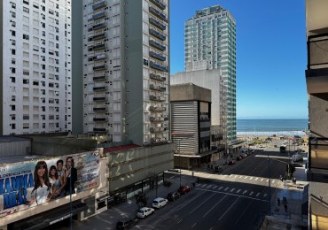 3 AMBIENTES CON BALCON AL FRENTE Y VISTA PARCIAL AL MAR EN EXCELENTE UBICACION
