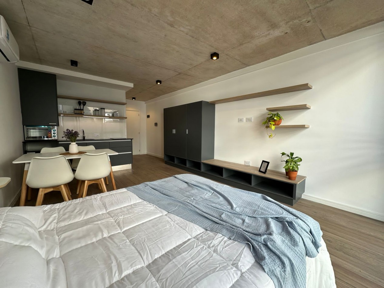 Departamento un ambiente a la calle con balcon